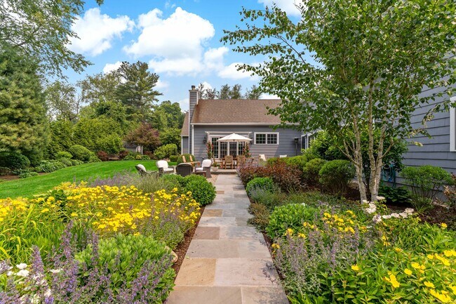 Foto del edificio - 25 Wallacks Dr