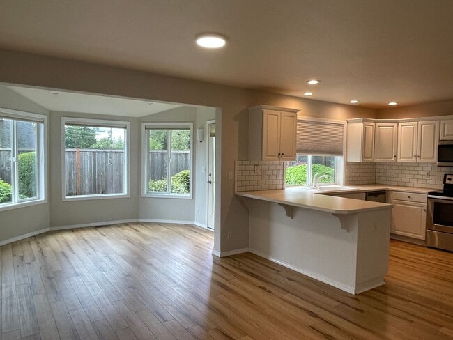 Building Photo - In town Poulsbo neighborhood large 4 bedroom now available