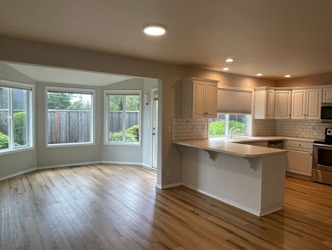 Foto del edificio - In town Poulsbo neighborhood large 4 bedroom now available
