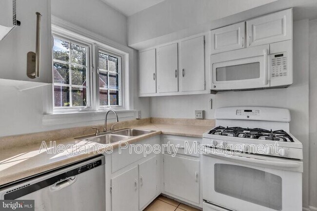 Building Photo - 3316 Valley Dr