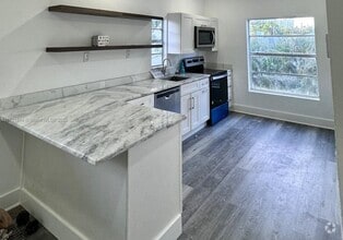 Building Photo - 708 SE 6th Ct