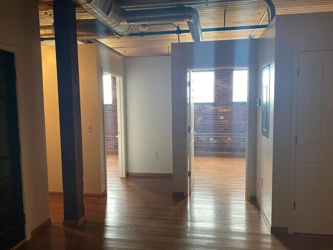 Foto del edificio - 111 N Main St