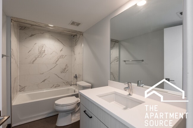 Building Photo - 2251 W Lawrence Ave