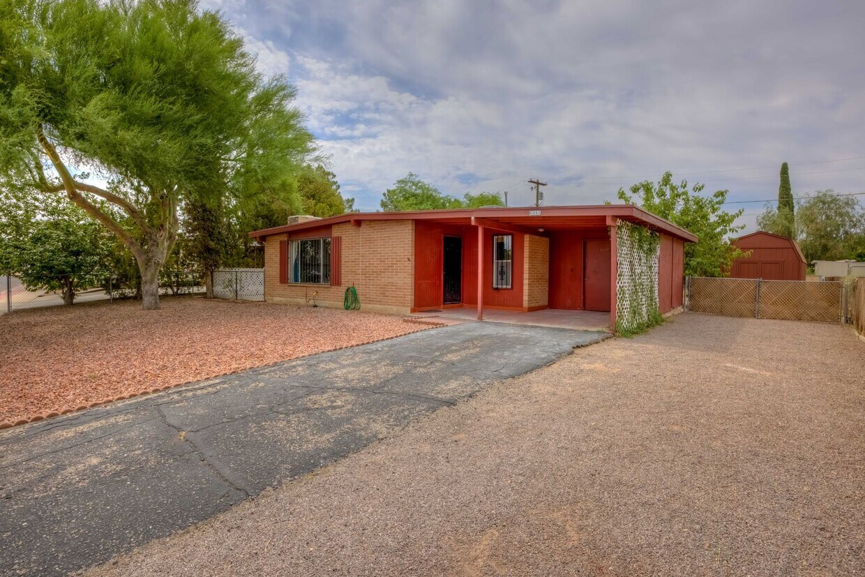 Foto principal - Nice Eastside 3 Bedroom 2 bath Brick Home