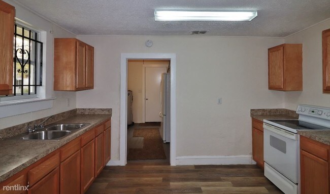 Building Photo - 3 br, 1 bath House - 1402 24th St W