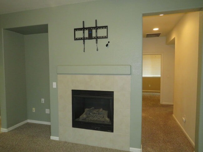 Building Photo - Beautiful 3 bedroom 2 bath coming soon in Orland!