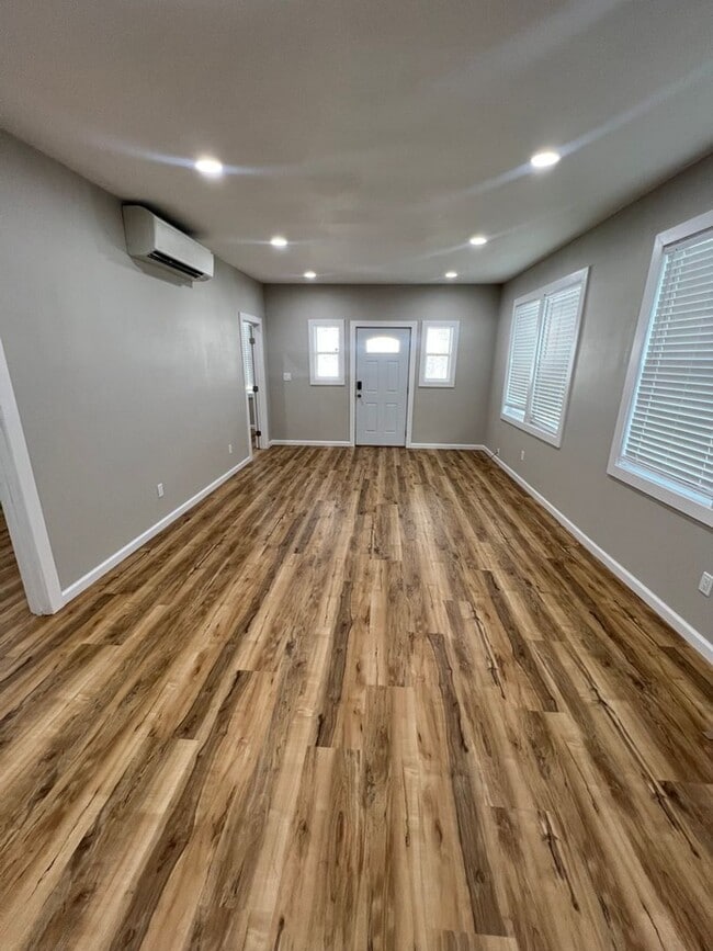 Building Photo - Split AC's In each room. Wet Bar. Spacious