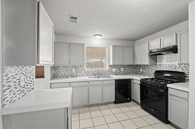 Building Photo - 735 N Oak Dr