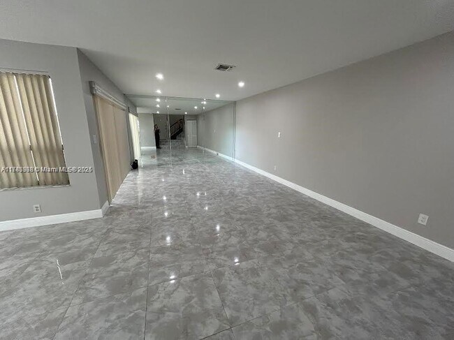 Foto del edificio - 2101 Bayberry Dr
