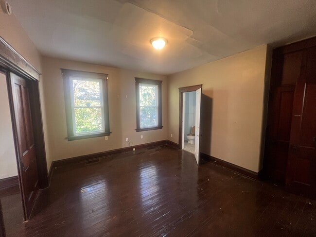 Building Photo - Updated and Spacious!