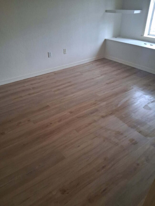 Building Photo - 1650 W Nikolaus