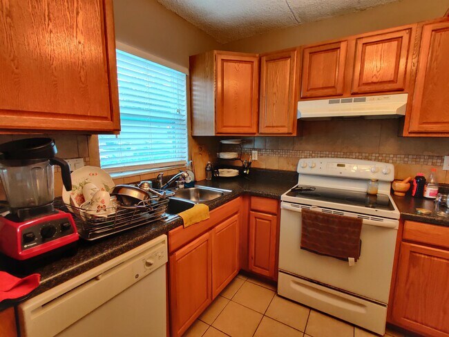 Building Photo - 2844 Somerset Park Dr