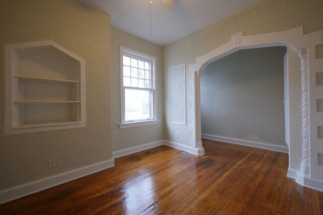 dormitorio con armarios empotrados - 220 W Walnut St