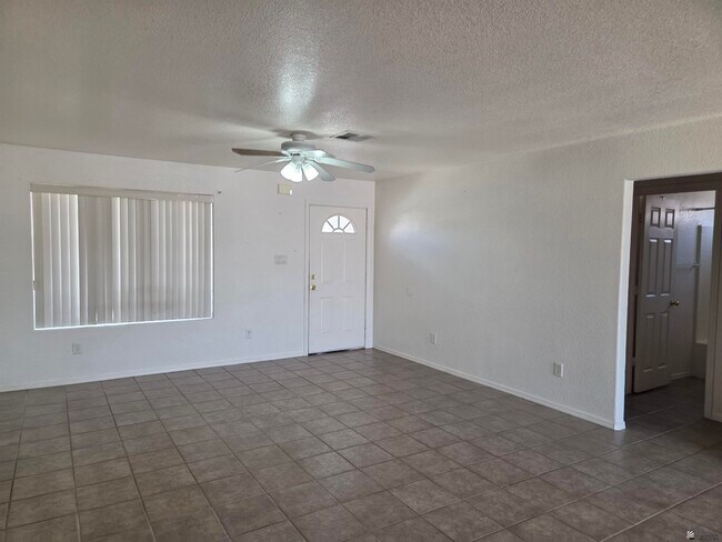 Foto del edificio - 10389 E 37th St