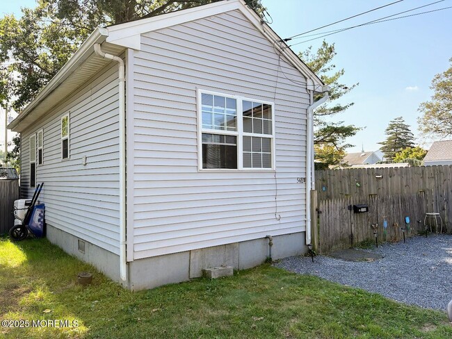 Building Photo - 548 Clark Ave