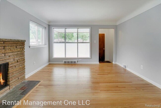 Building Photo - 3 br, 1.5 bath House - 24020 Seneca Street