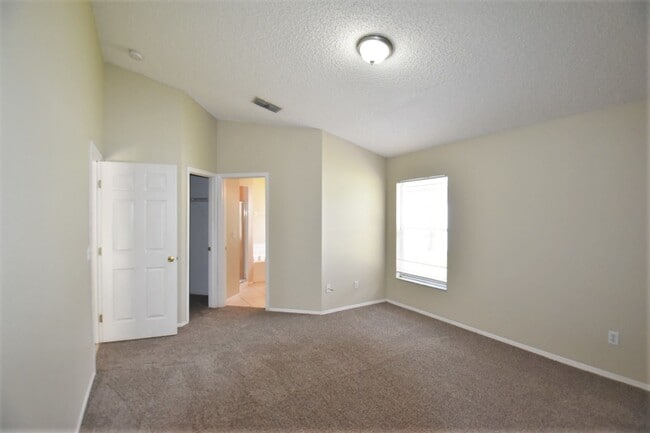 Foto del edificio - 1589 Woodstone Dr