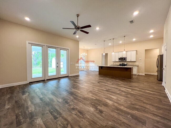 Foto del edificio - Charming Custom-Built Home with Bonus Room...