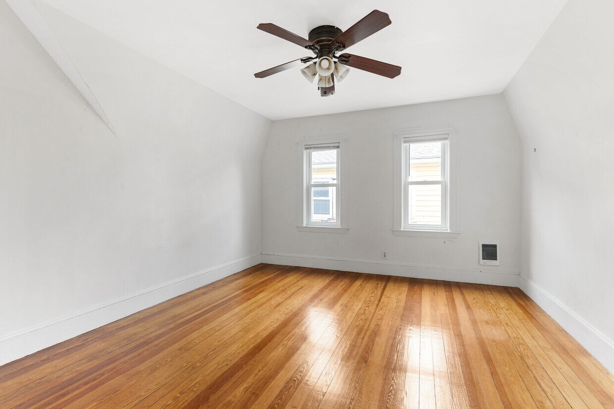 Foto principal - Davis Sq. Location, In-Unit Washer and Dry...