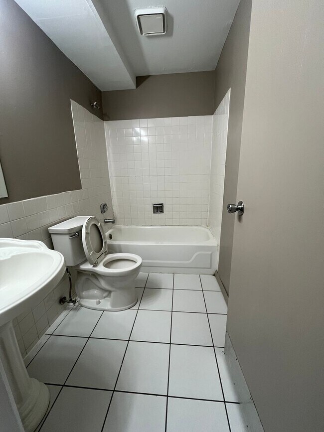 Foto del edificio - 526 E Spruce Dr