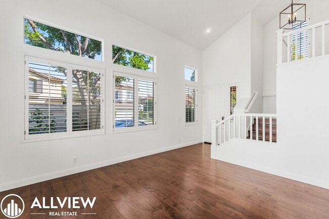 Building Photo - Beautiful 3 Bedroom, 2.5 Bathroom Home in the Heart of Tustin Ranch