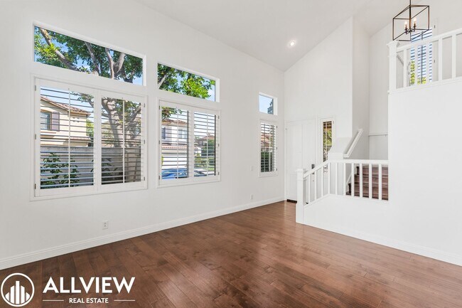 Foto del edificio - Beautiful 3 Bedroom, 2.5 Bathroom Home in the Heart of Tustin Ranch