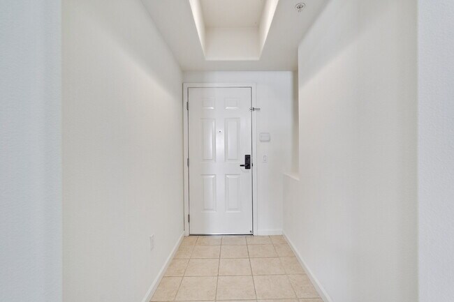 Foto del edificio - Spacious 3 Bed, 2 Bath with 2 Private Garages, Extra Storage & Resort Style Amenities