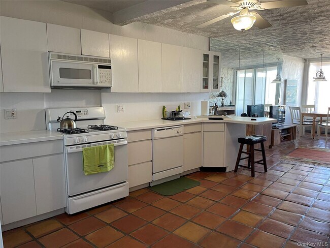 Foto del edificio - 830 Shore Rd