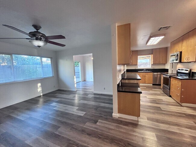 Building Photo - Three Bedroom Two Bathroom Home