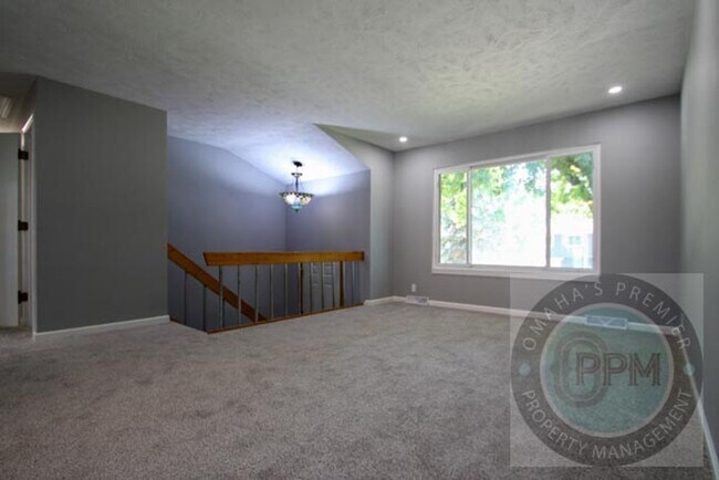 Foto del edificio - Beautiful 3Bd/2Ba home in Omaha, NE | Finished Basement!
