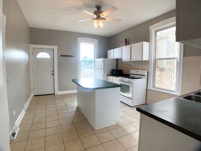 Foto del edificio - 2321 N Sacramento Ave