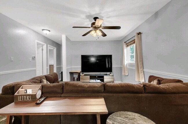 Foto del edificio - 341 Longfellow Dr