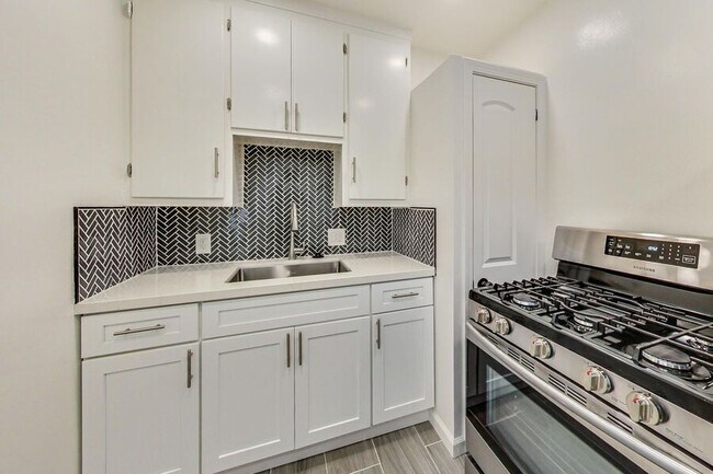 Building Photo - 1441 University Ave