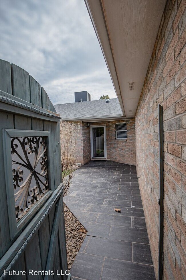 Building Photo - 3 br, 2 bath House - 3356 Robert H Bradley
