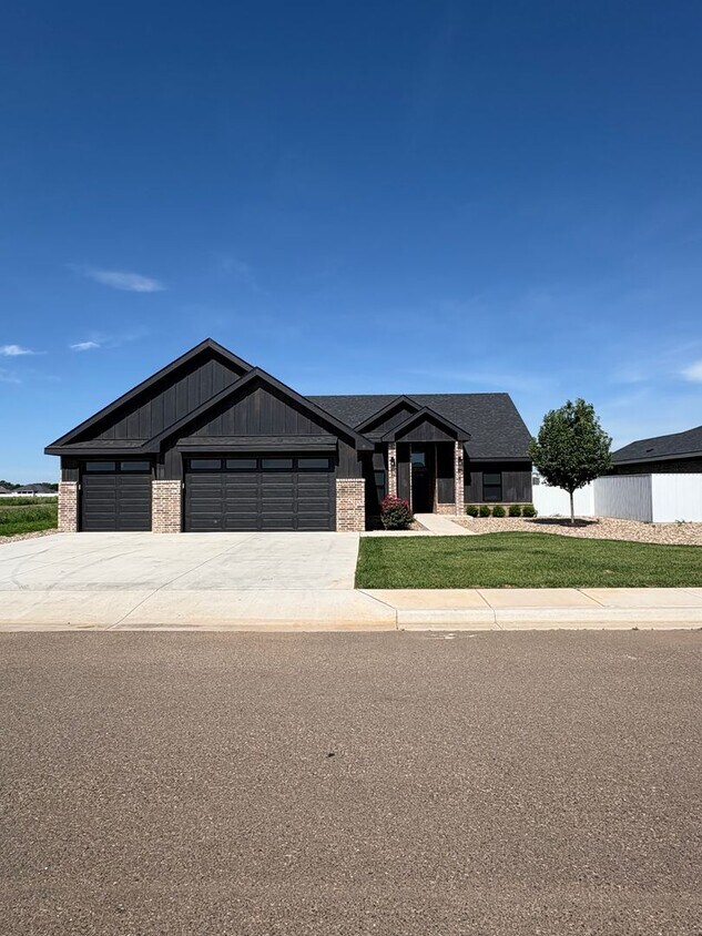 Primary Photo - 3 Bedroom 2 Bath Home Near Clovis Christia...