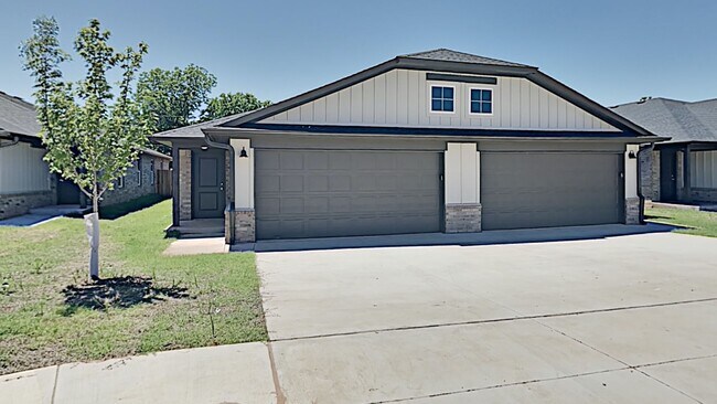Building Photo - 3 Bedroom 2 Bath Duplex With 2 Car Garage ...