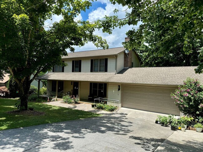 Foto del edificio - 6 bed/3 1/2 bath.  Pet Friendly