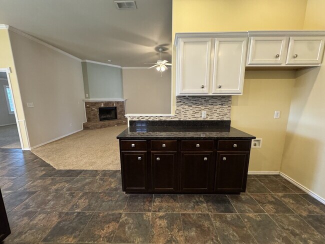 Foto del edificio - Beautiful & Spacious 4-Bedroom Home in Lub...