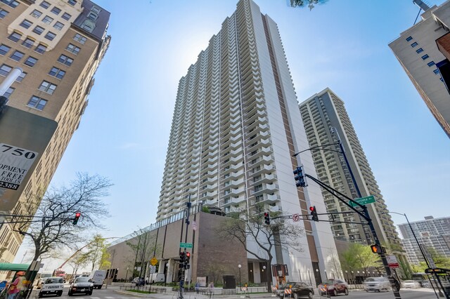 Foto principal - 6033 N Sheridan Rd