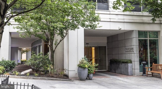 Building Photo - 207 W Washington Square