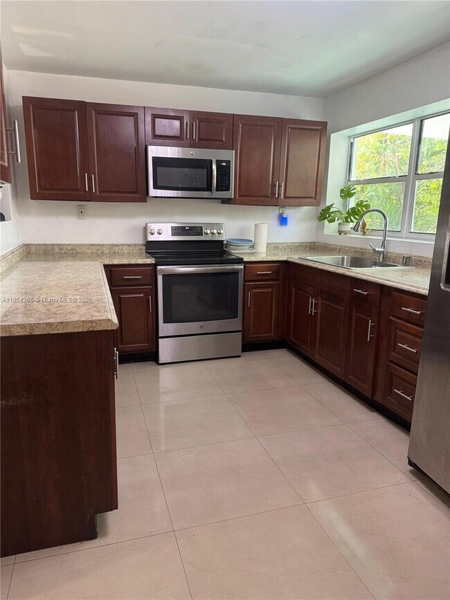 Foto del edificio - 16030 Miami Dr