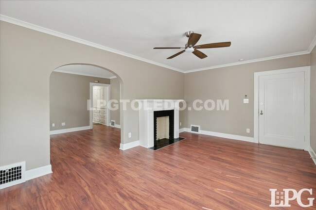 Building Photo - 2030 Wyndhurst Rd