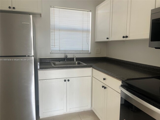 Foto del edificio - 8285 Sunrise Lakes Blvd