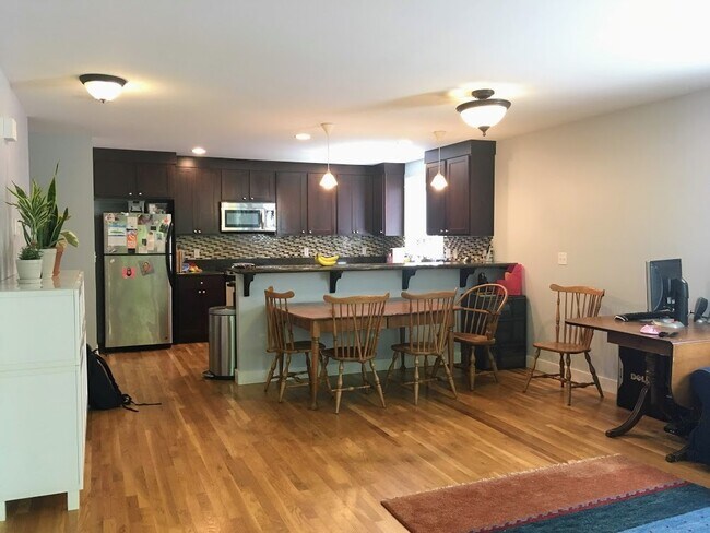 Foto del edificio - Spacious Townhouse for Rent – Minutes from...
