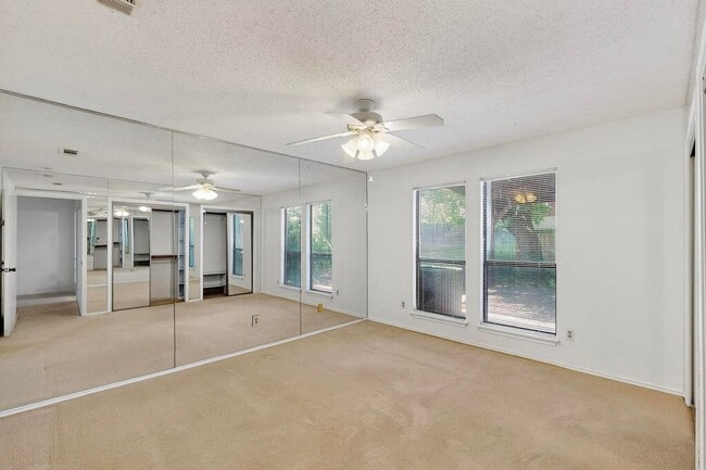 Foto del edificio - Spacious Townhome with Lake Views on a Pri...