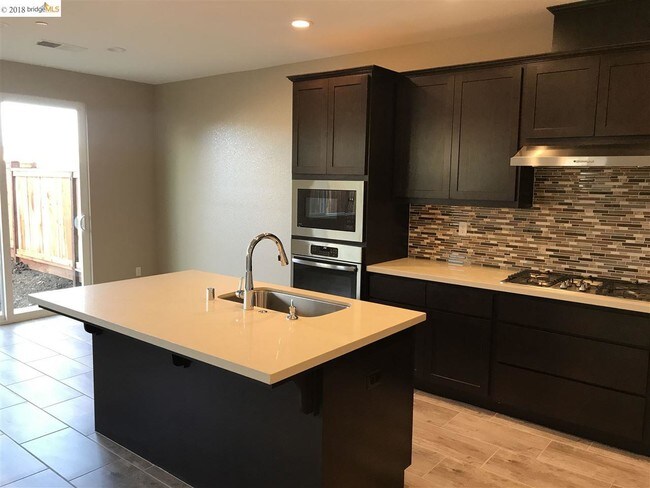 Foto del edificio - 737 Jennifer St