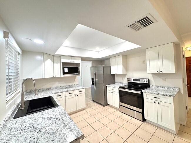 Foto del edificio - 3 Bedroom, 2 Bath Single Family Home in Al...