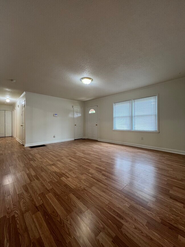 Building Photo - 305 Briarwood Cir