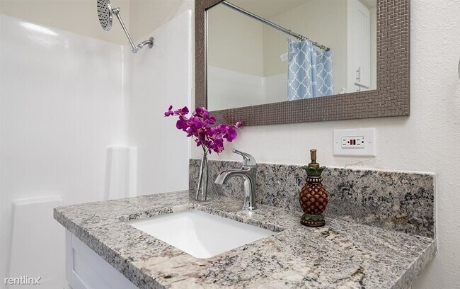 Foto del edificio - 1 br, 1.5 bath Condo - 235 E River Dr