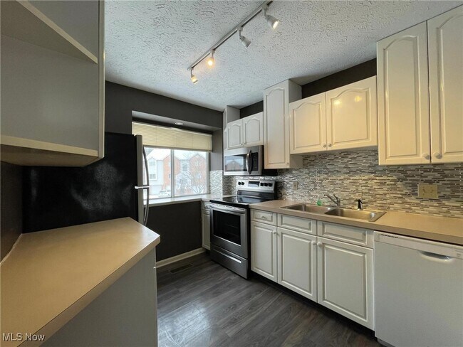 Building Photo - 362 Village Pointe Dr